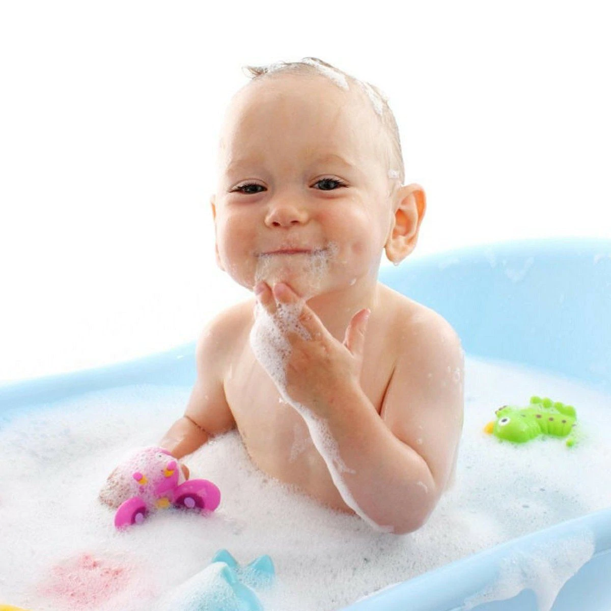 Купание ребенка днем. Малыш в ванной. Малыш купается. Детские пенки для купания в ванной. Купается в ванной.
